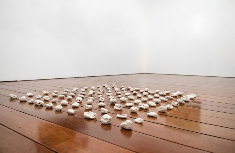Cabeças de Touro, 2019 porcelana (10 x 200 x 200 cm)